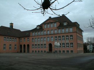 Schulhaus Dorf B